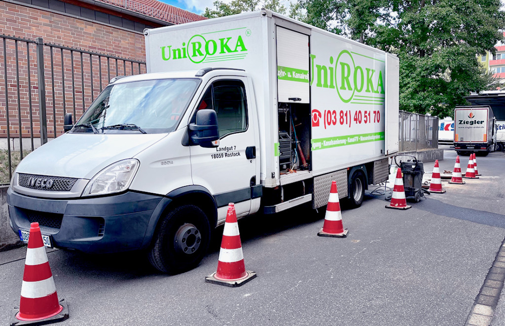 Zu sehen ist ein Rohrreinigungsfahrzeug von Uni Roka Berlin, Kanal wird gereinigt