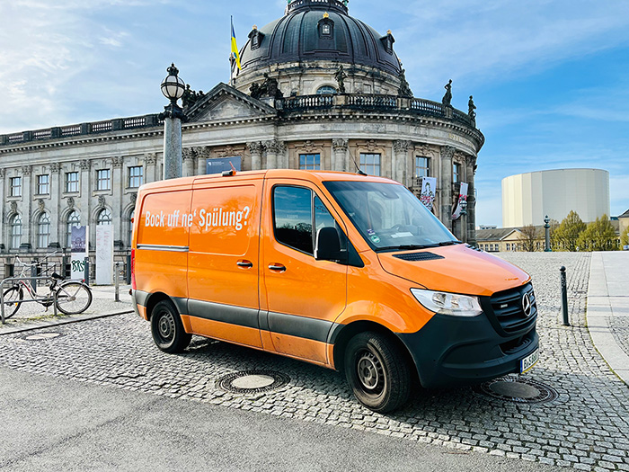 Zu sehen ist ein Reinigungsfahrzeug für Rohre und Kanäle, Berlin, Uni Roka