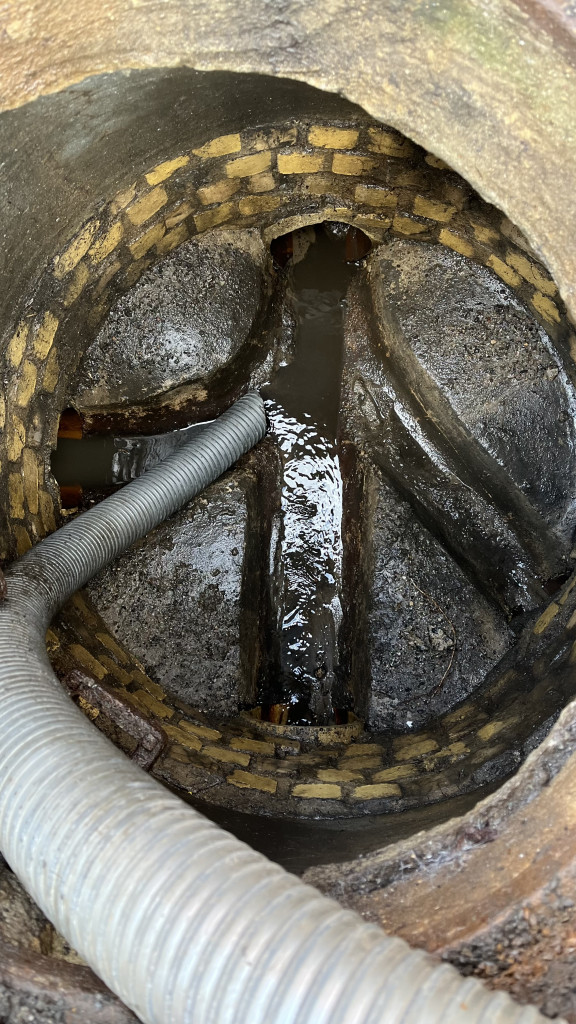 Zu sehen ist ein Abwasserkanal der gereinigt wird, Abwasserreinigung, Kanalreinigung, Rohrreinigung