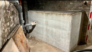 Zu sehen ist eine Fettabscheideranlage von Uni Roka Berlin eingebaut, Rohrreinigung und Kanalreinigung
